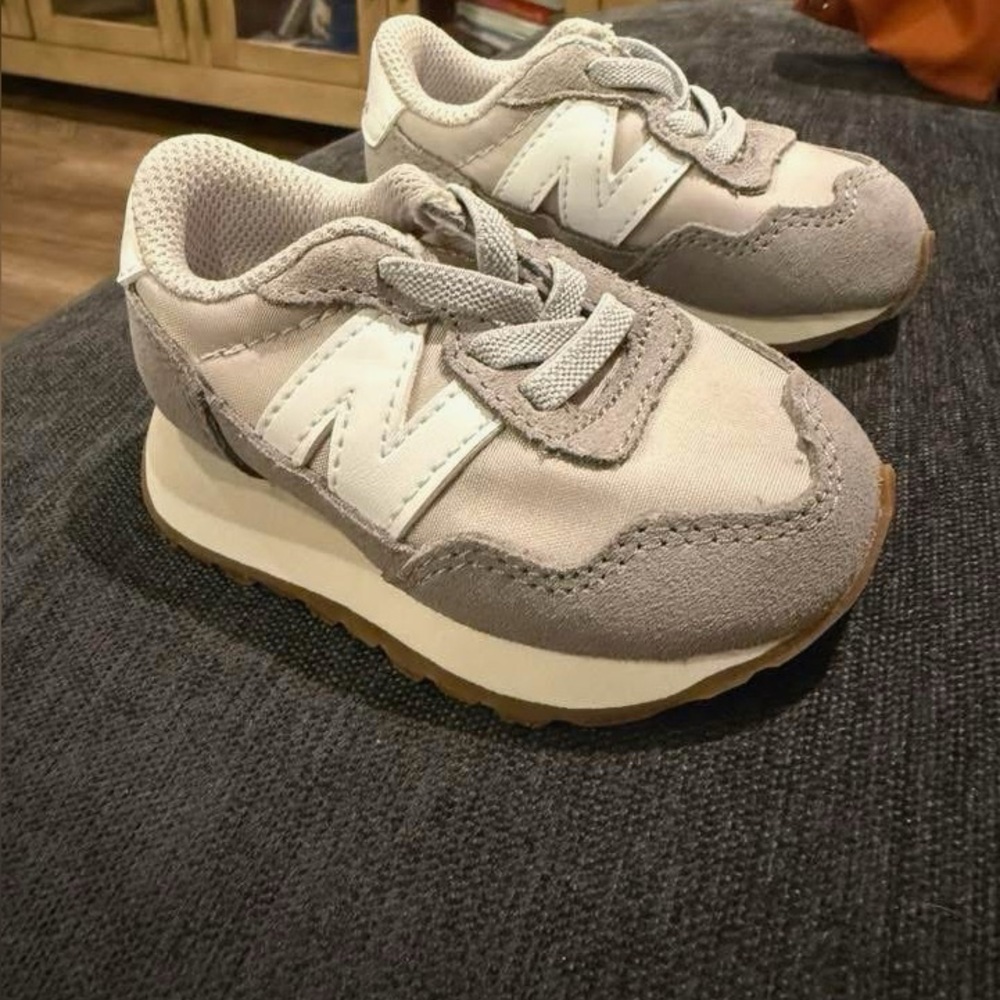 New Balance Kids' Light Gray Sneakers
NEVER WORN
